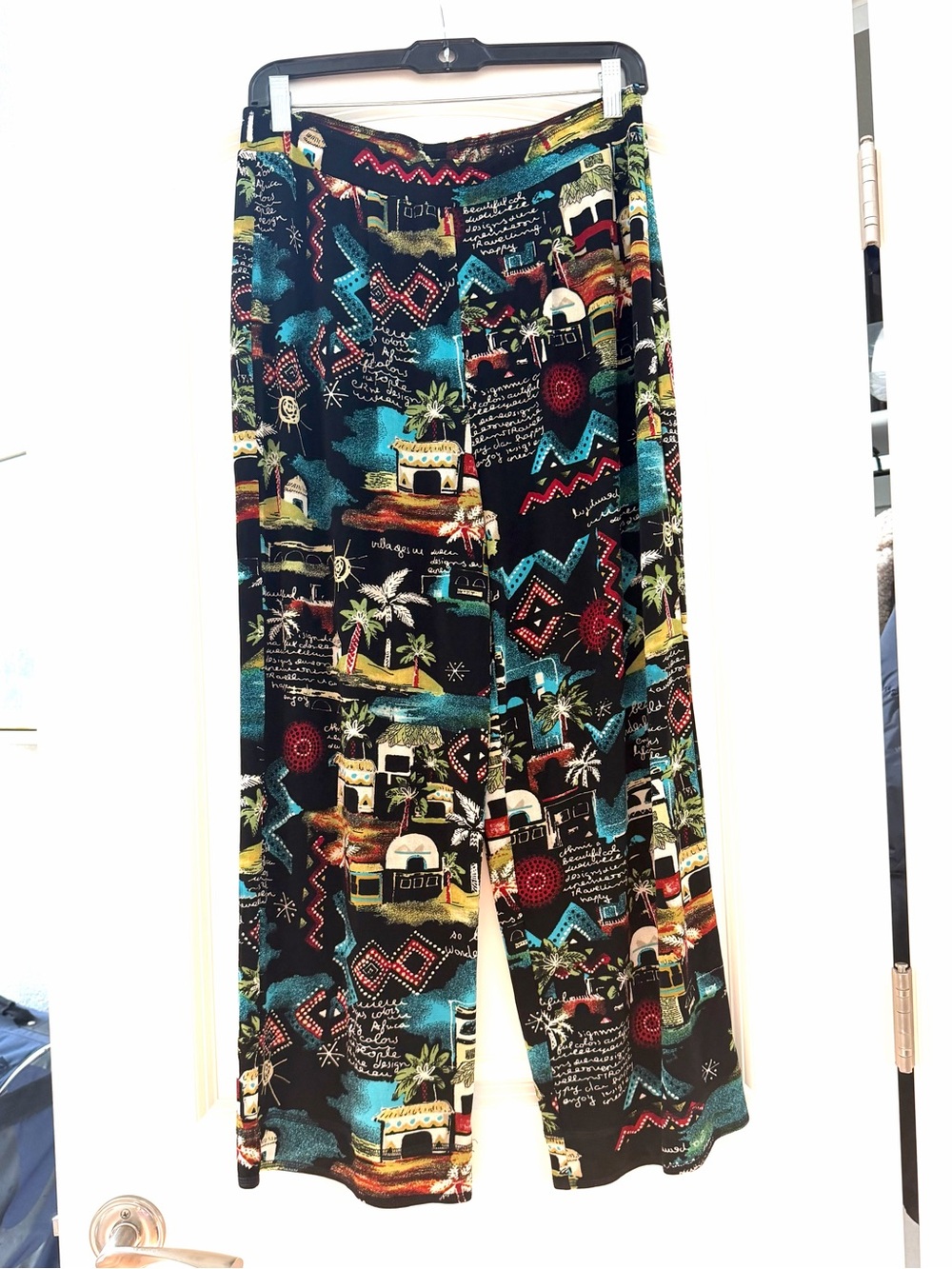 Chicos Travelers Collection Novelty Print Tropical Wide Leg Pull On Pants. SZ 2